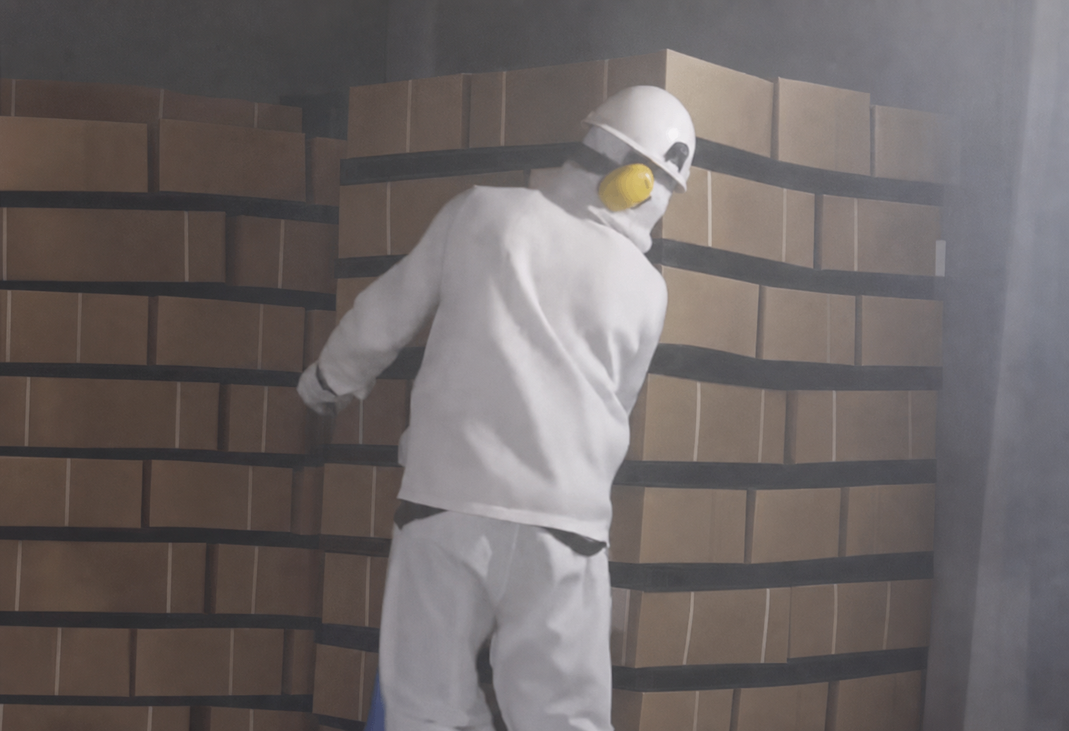 Operario en c&aacute;mara fr&iacute;a junto a pallets con separadores FreezeTeq