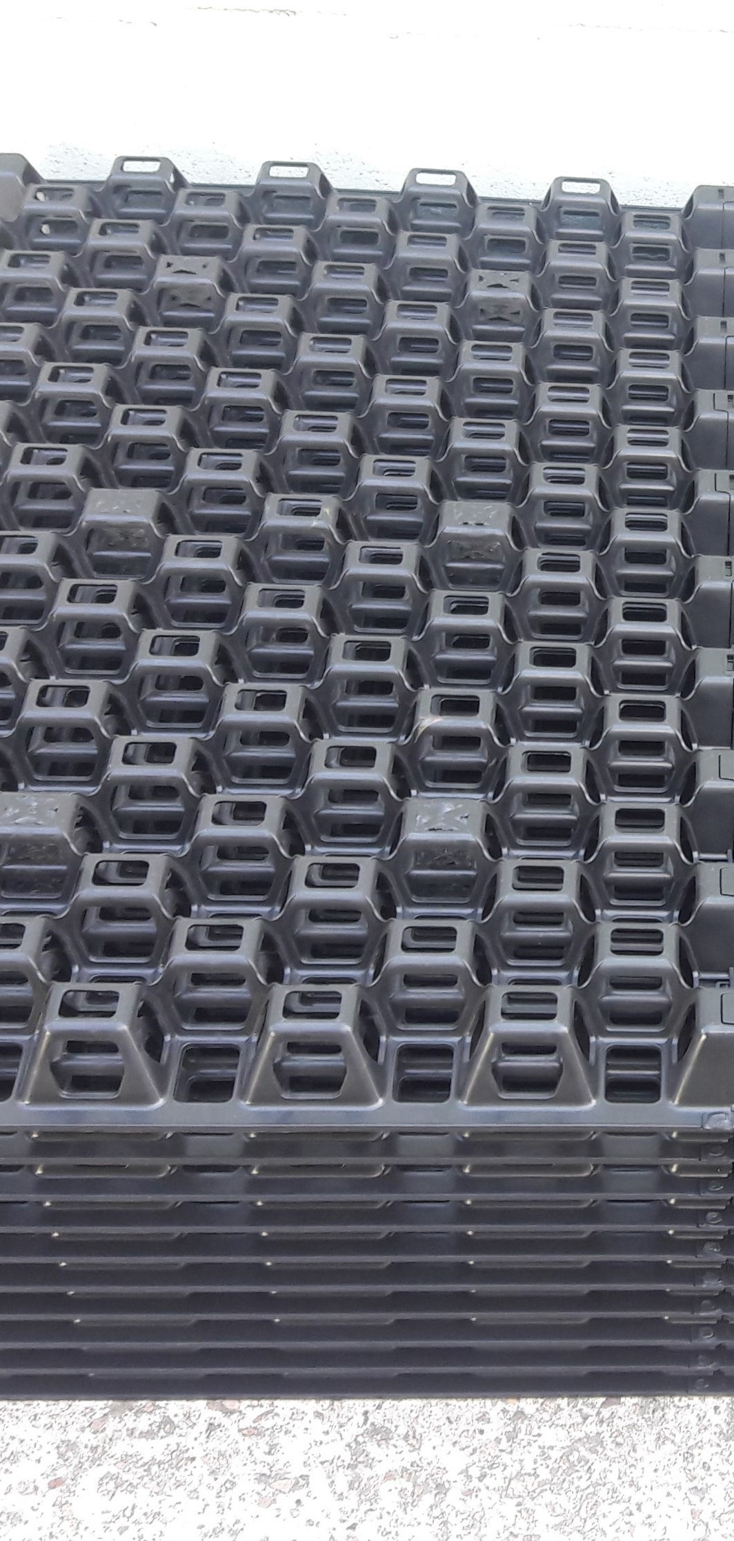 Detalle real de separadores FreezeTeq NFS-II apilados